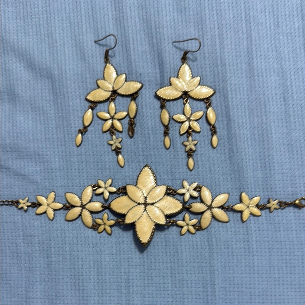 Floral Cream Bracelet and Earring Set